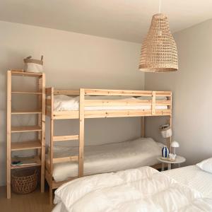 une chambre avec deux lits superposés et une lampe dans l'établissement Windekind402, à La Panne