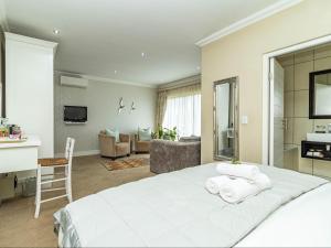 TV a/nebo společenská místnost v ubytování Hermanus Cliff Path Lodge - No Load-shedding