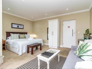 Postel nebo postele na pokoji v ubytování Hermanus Cliff Path Lodge - No Load-shedding