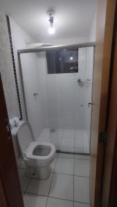 un baño con inodoro y ducha en Boulevard suite hotel suite 434, en Caldas Novas 3 fotos más