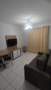 una sala de estar con un sofá y una mesa en Boulevard suite hotel suite 434, en Caldas Novas