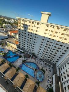una vista aérea de un gran edificio con dos piscinas en Boulevard suite hotel suite 434, en Caldas Novas