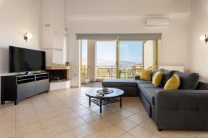 Μια τηλεόραση ή/και κέντρο ψυχαγωγίας στο Sense of Dream Villas +69 φωτογραφίες