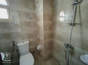 アル・アインにあるSolo comfort 205のシャワー、トイレ、洗面台付きのバスルーム