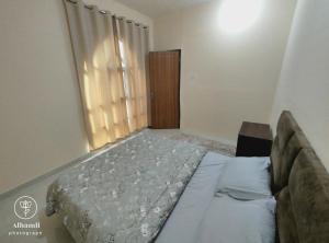 アル・アインにあるSolo comfort 205の部屋の中に大きなベッドがある寝室