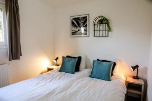 Postel nebo postele na pokoji v ubytování Sfeervol vakantiechalet in Heinkenszand - VP105 + 18 fotografií