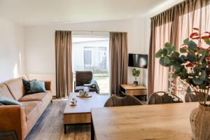 TV a/nebo společenská místnost v ubytování Sfeervol vakantiechalet in Heinkenszand - VP105