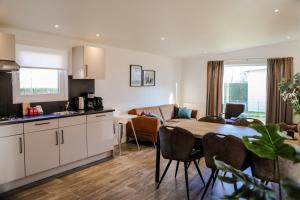 Kuchyň nebo kuchyňský kout v ubytování Sfeervol vakantiechalet in Heinkenszand - VP105