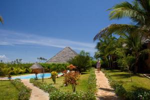 Sheba Cottages - Diani Beach tesisinin dışında bir bahçe