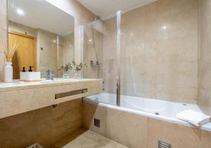 un ampio bagno con vasca e lavandino di Funcho 91 - Spacious 100m2 Apt - Panoramic Views - Free Parking - Madeira a Funchal Altre 10 foto