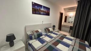 Postel nebo postele na pokoji v ubytování Gzira Cozy Stay Apartment