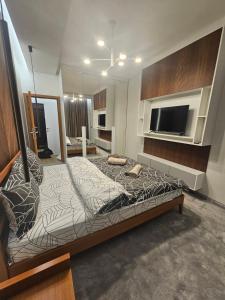 En eller flere senge i et værelse på Luxury Forest Apartment