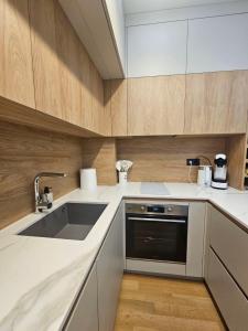 Køkken eller tekøkken på Luxury Forest Apartment