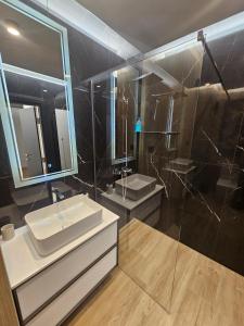 Et badeværelse på Luxury Forest Apartment