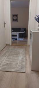 モスタルにあるApartment Mepasのリビングルーム(ラグ、ソファ付) +10枚の写真