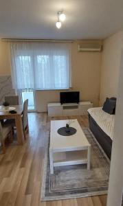 モスタルにあるApartment Mepasのソファとテーブルのあるリビングルーム