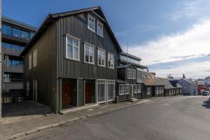 un edificio negro al costado de una calle en Two story townhouse apartment in old town Reykjavik, en Reikiavik