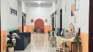 Posezení v ubytování Homey Guesthouse Gubeng Syariah + 78 fotografií