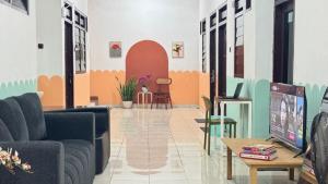 Posezení v ubytování Homey Guesthouse Gubeng Syariah