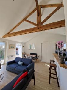 een woonkamer met een blauwe bank en een tafel bij Ile de Noirmoutier - Maison NO'VA refaite à neuf in LʼÉpine