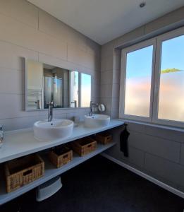 een badkamer met 2 wastafels en een groot raam bij Ile de Noirmoutier - Maison NO'VA refaite à neuf in LʼÉpine