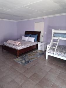 Nexus Guest House Alberton في ألبرتون: غرفة نوم مع سرير وسريرين بطابقين