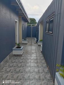 Nexus Guest House Alberton في ألبرتون: ممر خارج منزل ذو جدار أزرق