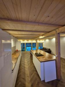 a kitchen with wooden ceilings and a counter top at Kleine Heubühne im Emmental mit 2 Schlafzimmer und 2 Schlafsofas in Rüegsbach
