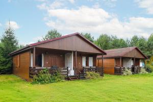 科乌切沃Domki Daglezja的小木屋前面设有草地庭院