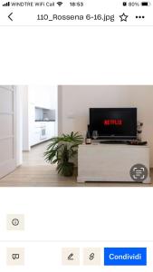 Μια τηλεόραση ή/και κέντρο ψυχαγωγίας στο ROSSENA HOME tranquillo appartamento, con giardino, vicino al centro ed all'Ospedale Santa Maria Nuova SMN