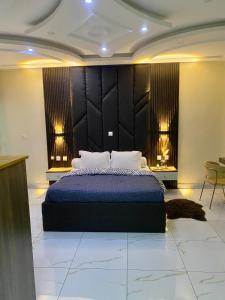 a bedroom with a large bed in a room at Chambre meublée - Bonapriso in Douala