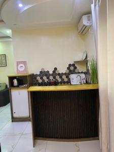 Una cocina con encimera en una habitación. en Chambre meublée - Bonapriso, en Douala