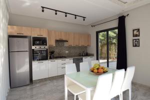 Una cocina con una mesa con un bol de fruta encima. en Villa Blanca - Pureté & Modernité, en Essaouira