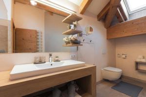 Ένα μπάνιο στο Dorfplatzl +99 φωτογραφίες