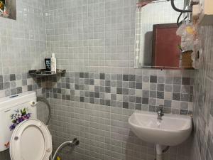 Cloudscape Cottage في شيملا: حمام مع مرحاض ومغسلة