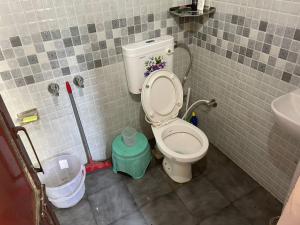 Cloudscape Cottage في شيملا: حمام مع مرحاض ومغسلة