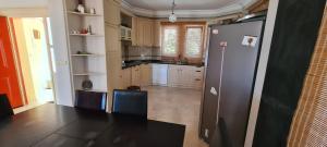 Η κουζίνα ή μικρή κουζίνα στο FERDİ KiRALAMA