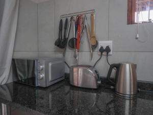 Uitspan No 5 في سانت لوسيا: طاولة مطبخ مع محمصة وميكروويف