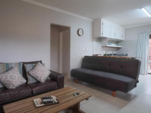 Uitspan No 5 في سانت لوسيا: غرفة معيشة مع أريكة وطاولة قهوة