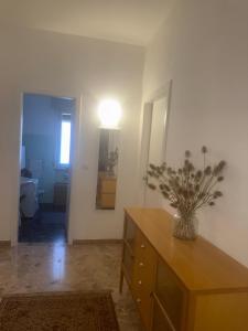 Tamika's House في أوديني: غرفة مع خزانة مع إناء عليها