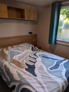 Кровать или кровати в номере Mobilhome 3 chambres dans camping 4 étoiles +17 фотографий