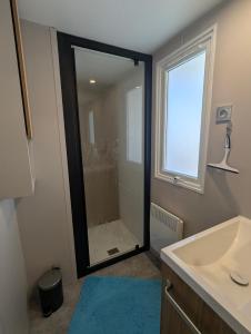 Ванная комната в Mobilhome 3 chambres dans camping 4 étoiles