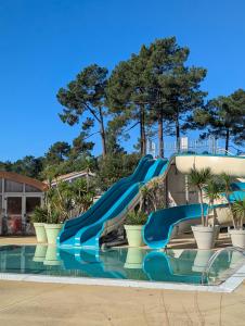 Бассейн в Mobilhome 3 chambres dans camping 4 étoiles или поблизости