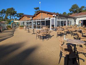 Ресторан / где поесть в Mobilhome 3 chambres dans camping 4 étoiles
