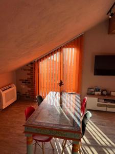 Μια τηλεόραση ή/και κέντρο ψυχαγωγίας στο KISS