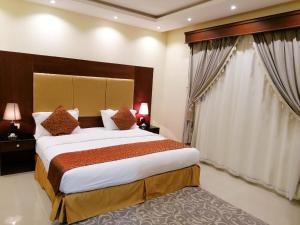 a bedroom with a large bed in a room at المهيدب 2 للشقق المخدومة - اقتصادى in Buraydah