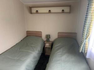 En eller flere senge i et værelse på Limewood Lodge