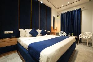 Postel nebo postele na pokoji v ubytování Hotel Kashmir inn