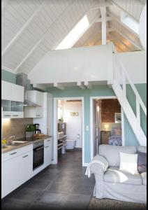 een keuken en een woonkamer met een vide bij Ferienhaus Clara in Wardenburg +1 foto