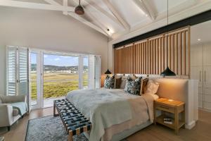 Postel nebo postele na pokoji v ubytování Lagoon Edge - Thesen Island + 27 fotografií